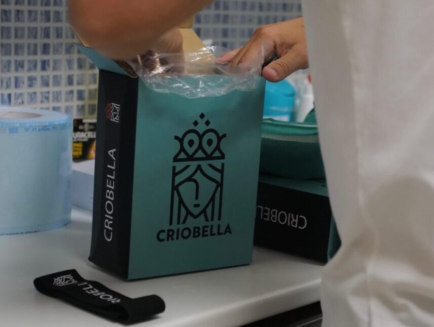 Criobella® storage box with chemotherapy cooling cap, designed to prevent hair loss.