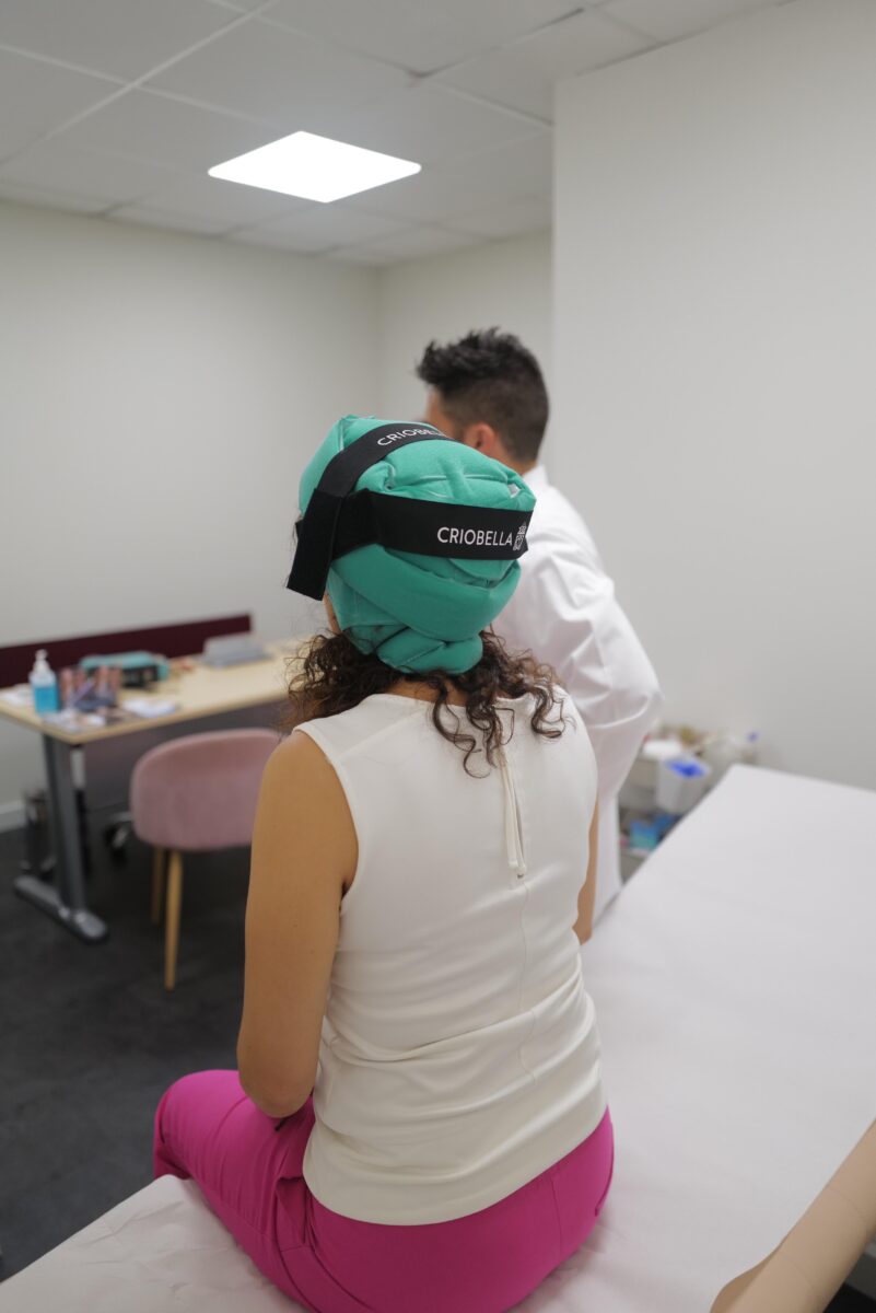 Patient wearing the Criobella® cooling cap at a medical consultation to reduce hair loss due to chemotherapy.