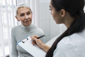 Doctora hablando con paciente
